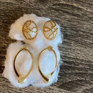 Set of two gold tone earrings